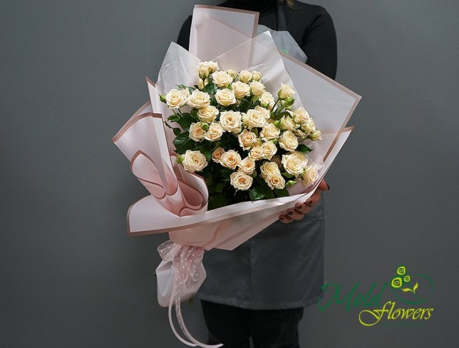 Bouquet of cream spray roses photo